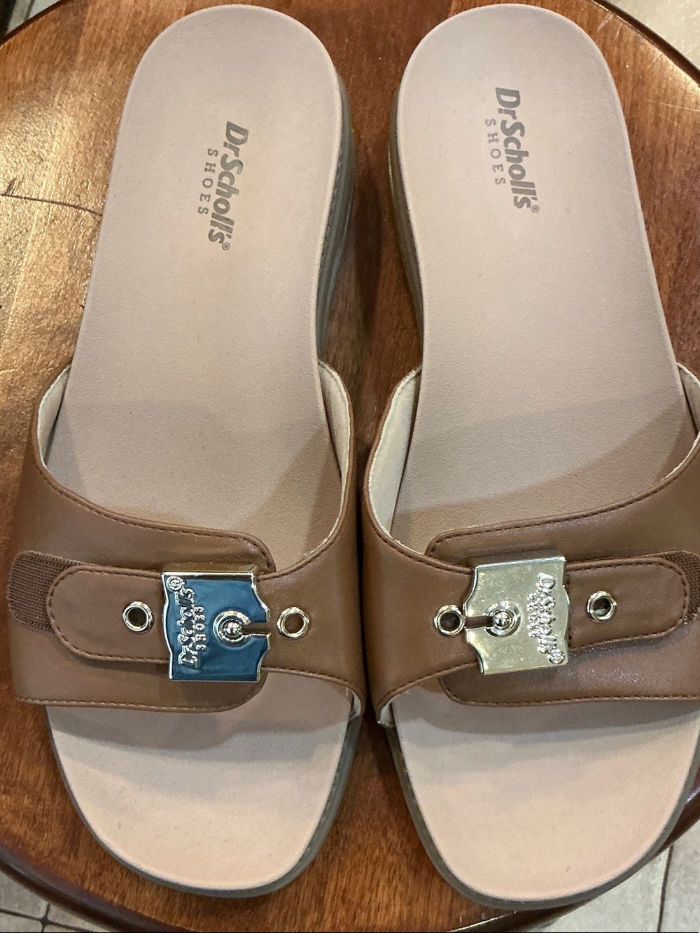 DR SCHOLL’S ICON BUCKLE SLIDE SANDALS.